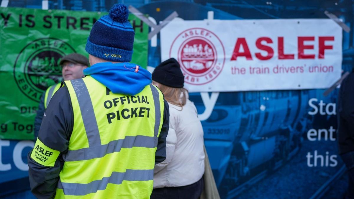 Piquete de conductores de tren en la estación de tren de Leeds durante la huelga conjunta de conductores de trenes, maestros, personal universitario y funcionarios públicos en Reino Unido 