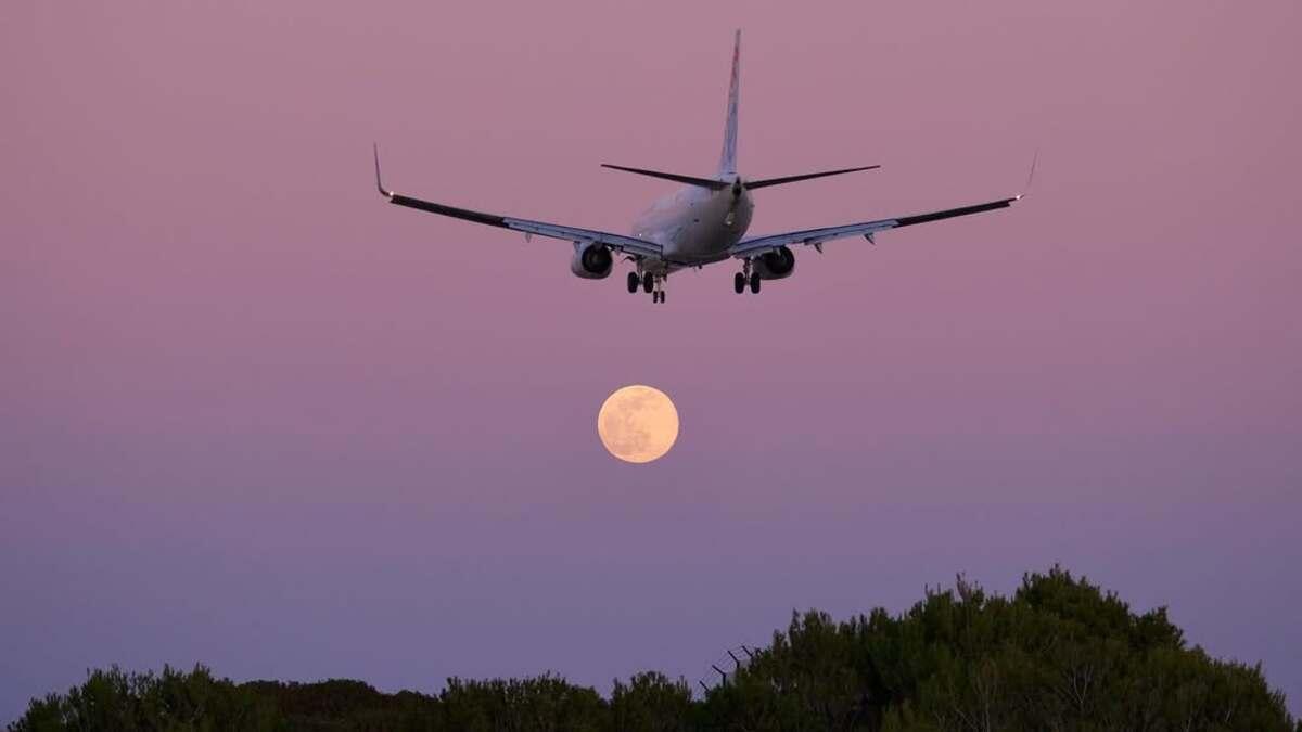Un avión en plena maniobra de aproximación al aeropuerto de Palma.
