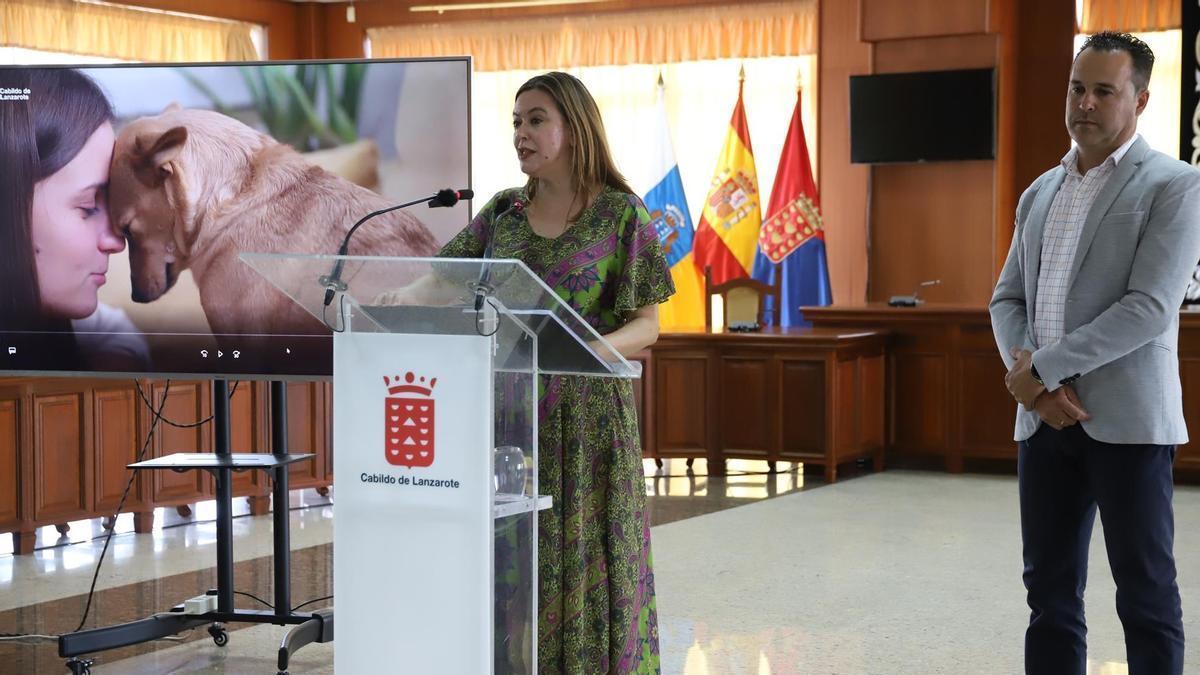 María Dolores Corujo y Hugo Delgado en la presentación del proyecto del crematorio público para mascotas en Lanzarote.