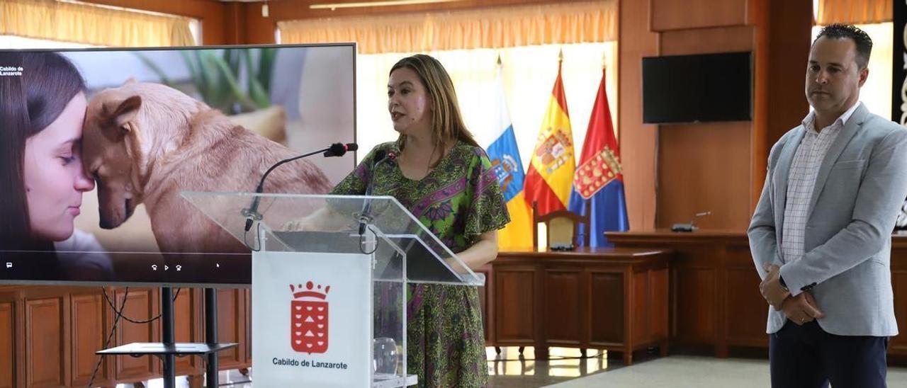 María Dolores Corujo y Hugo Delgado en la presentación del proyecto del crematorio público para mascotas en Lanzarote.