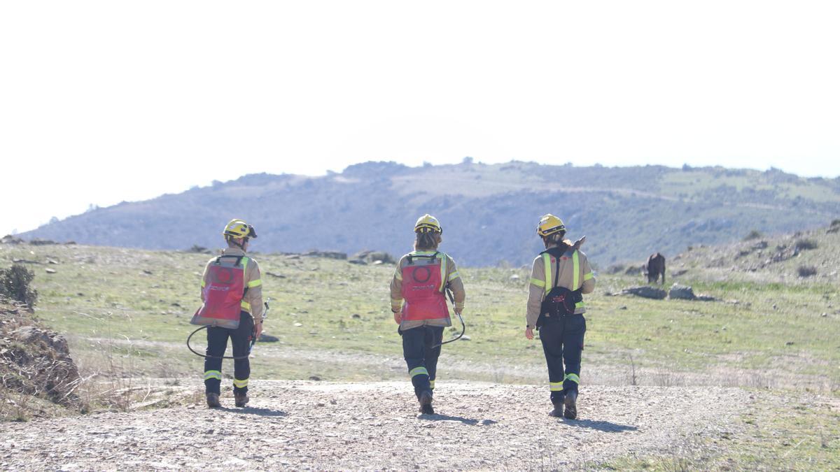 Tres bombers caminant per la zona del pic de l&#039;Àliga del Cap de Creus mentre van a remullar la zona afectada per l&#039;incendi