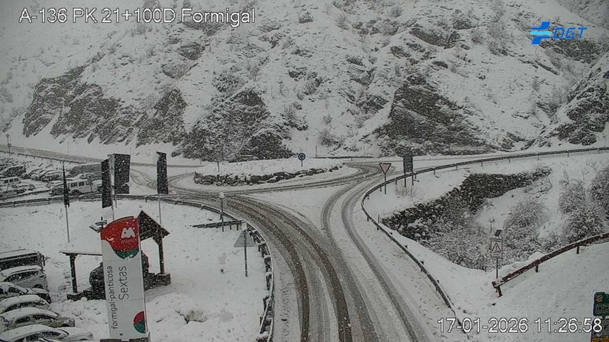 Estado de la carretera A-136 en Formigal este sábado.