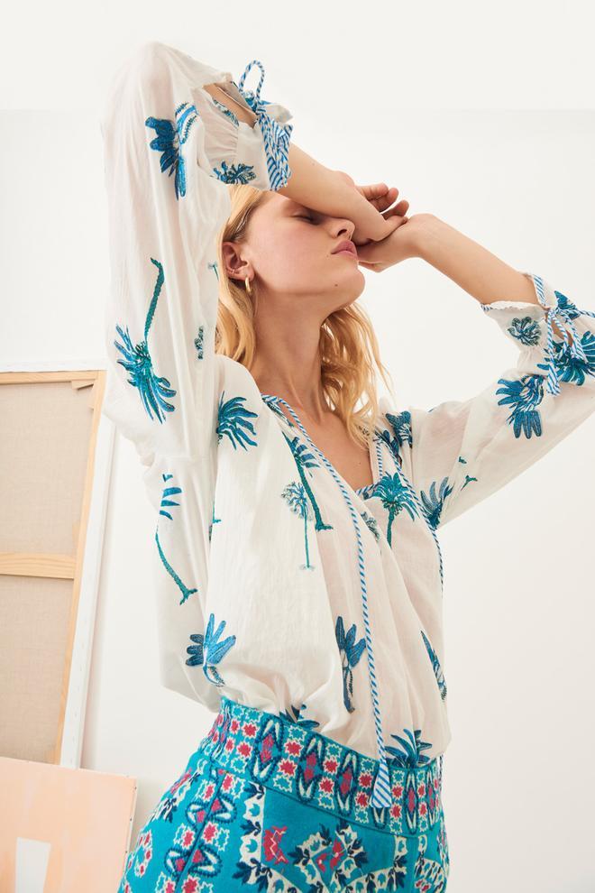 Blusa con estampado de palmeras, de Antik Batik