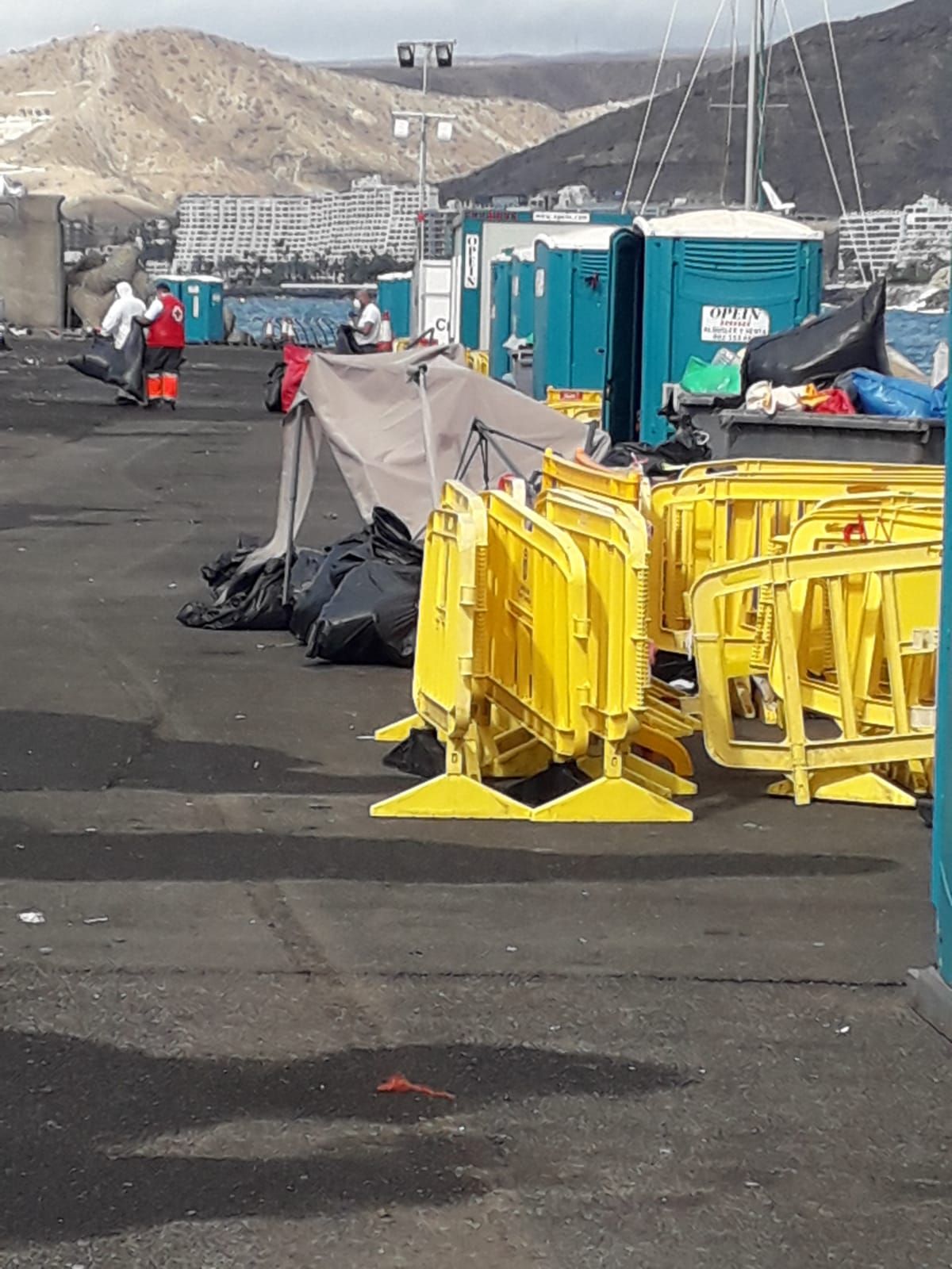 Limpieza del muelle de Arguineguín