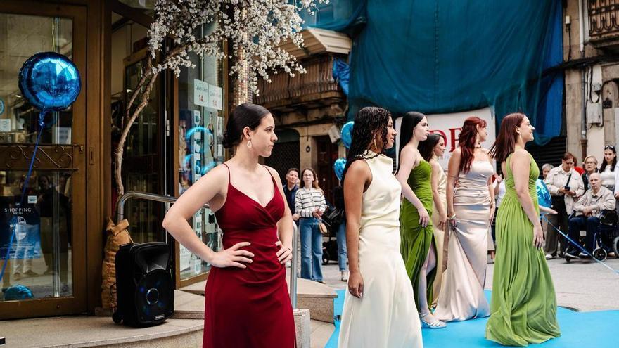 Baila, come y compra: un viernes Shopping Night en la fiesta del comercio local de Ourense