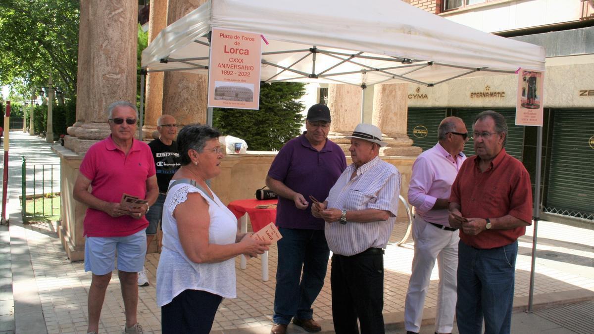 Integrantes de la Peña Pepín Jiménez repartían en la Alameda de la Constitución un tríptico a los viandantes para recordar las efemérides, este miércoles.