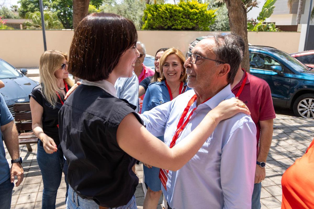 Diana Morant y Ángel Franco se saludan en un acto del PSOE en Sant Joan d'Alacant.