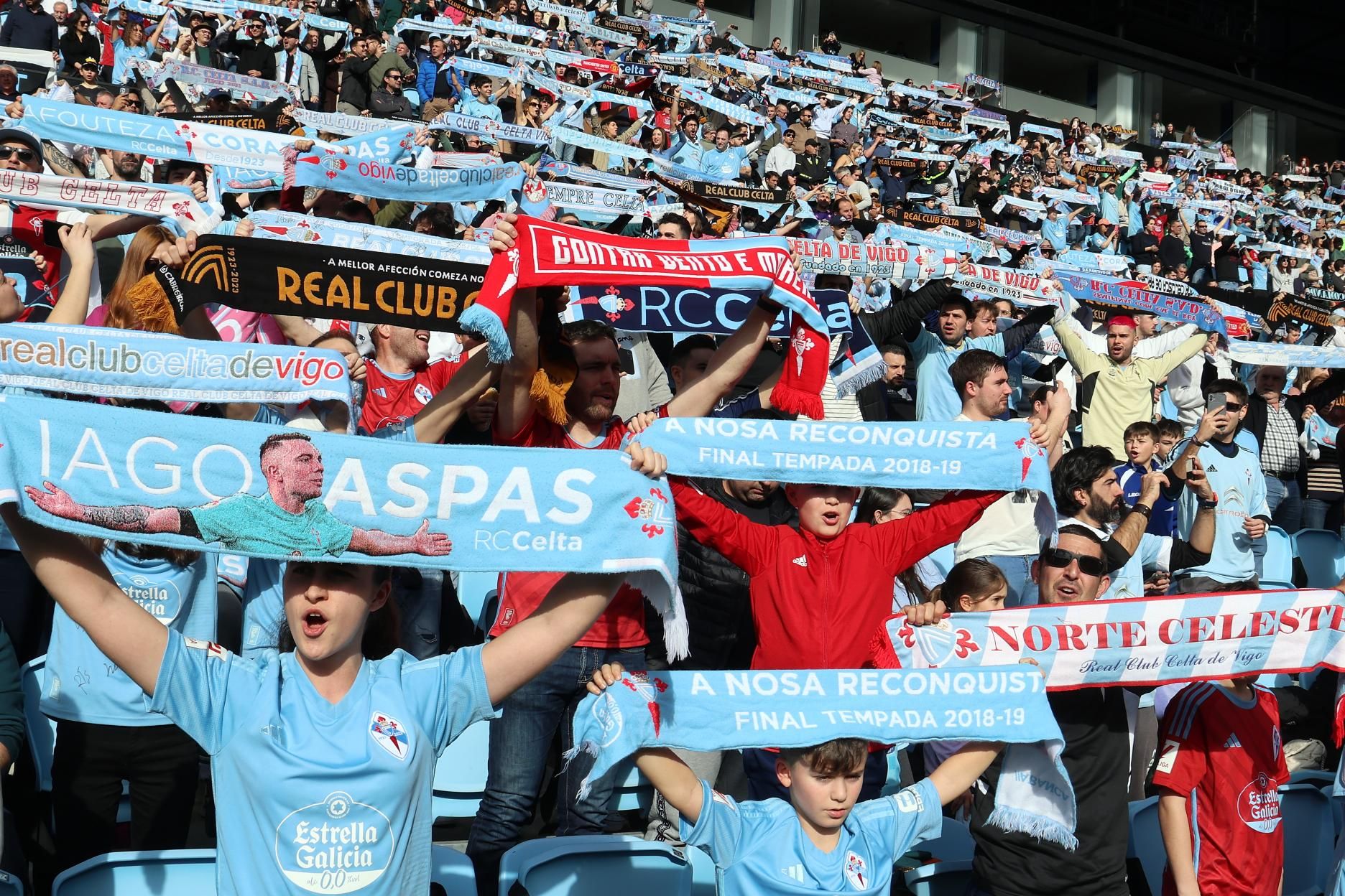 La afición celeste ante el Girona, en imágenes