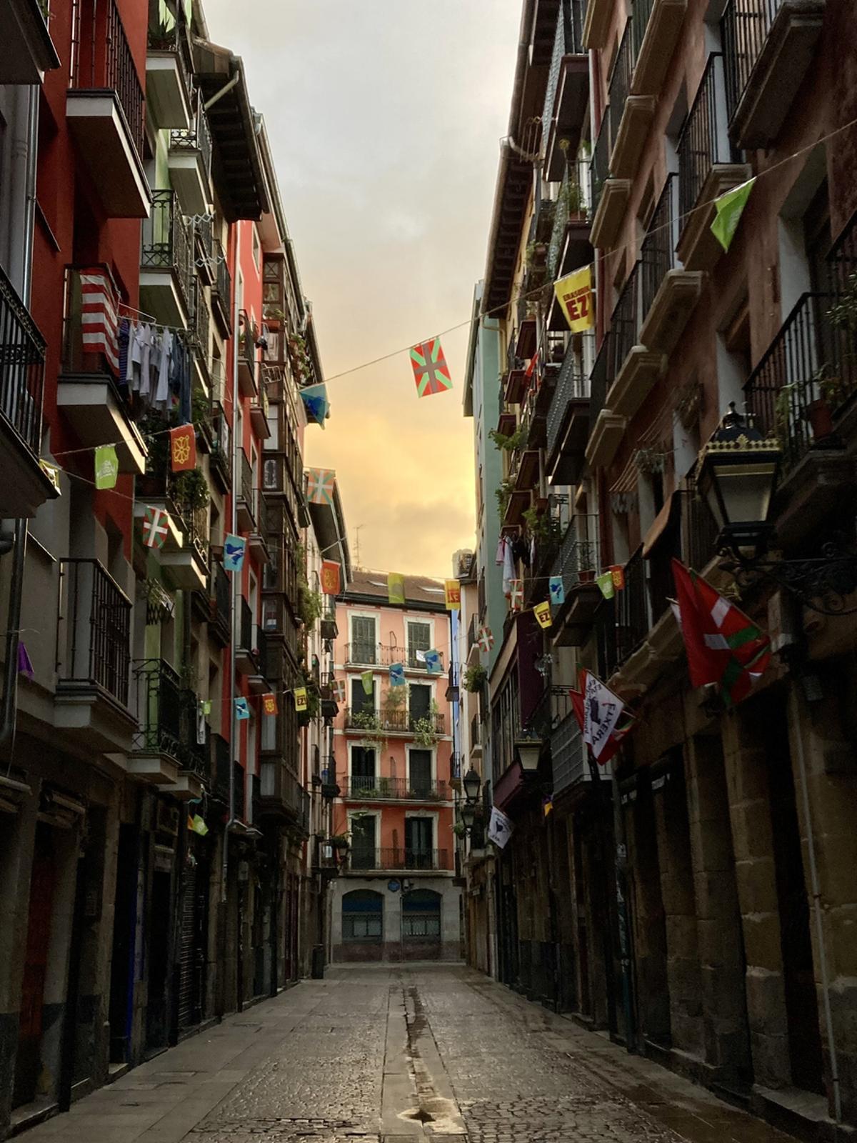 España - Bilbao- pequeña calle en el casco antiguo histórico ( Casco Viejo)
