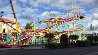 Tirabuzones de vértigo: la montaña rusa ya está en Vigo por la Navidad