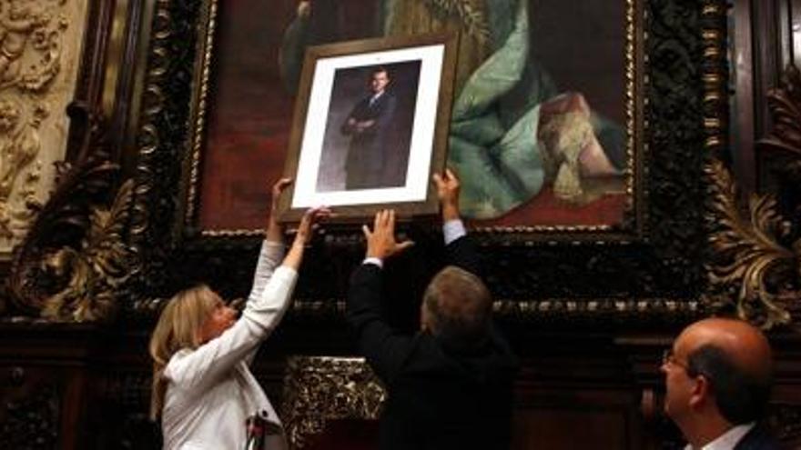 Els regidors del PPC col·loquen un retrat del rei Felip VI en el lloc on estava el bust de Joan Carles I.