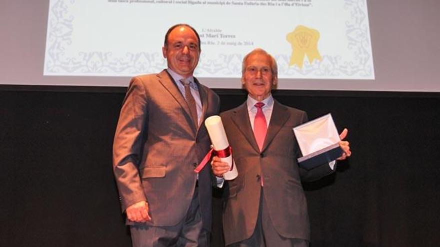 El empresario y filántropo José Colomar Juan recibe la Medalla de Oro de manos del alcalde de Santa Eulària, Vicent Marí.