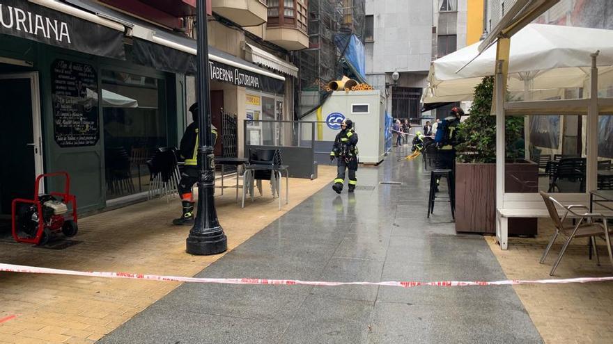 Dispositivo de Bomberos en el exterior de La Taberna Asturiana tras quemar la cocina