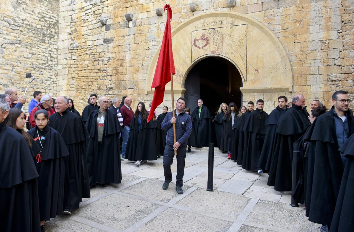 Instante de la salida de la rogativa desde la iglesia de la Asunción de Catí
