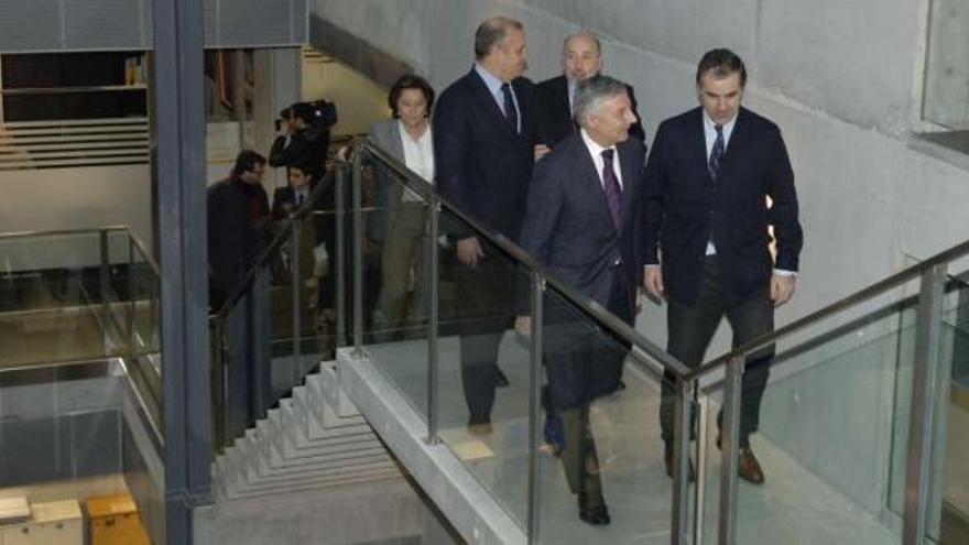 El ministro de Fomento, José Blanco, recorre ayer el nuevo edificio de la Demarcación de Carreteras. / fran martínez