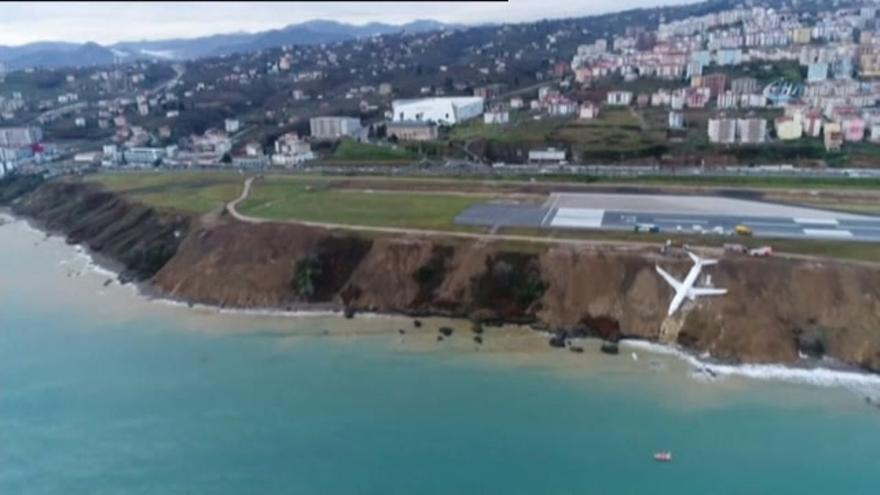 Un avión queda al borde del mar tras un aterrizaje de emergencia