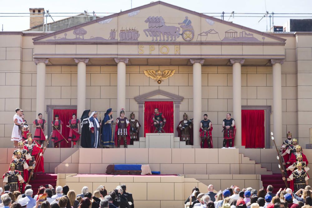 Vecinos y visitantes de Benetússer asisten a la representación del Calvario de Jesucristo.