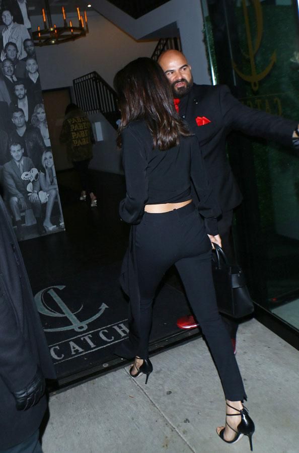 Detalle de Selena Gomez con nuevo corte de pelo por detrás