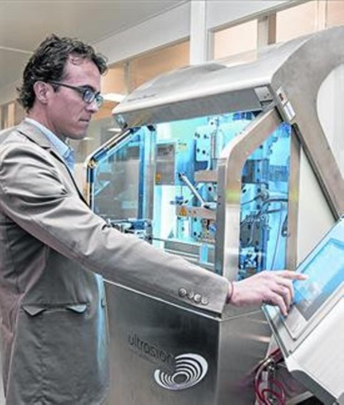 Enric Sirera, amb una de les màquines que injecten plàstic amb ultrasò.