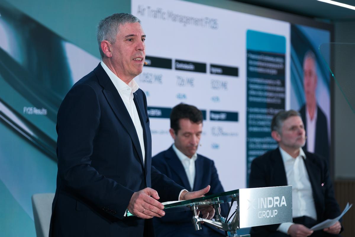 El consejero delegado de Indra, José Vicente de los Mozos; el presidente Ángel Escribano y el director financiero Miguel Forteza en la última presentación de resultados.