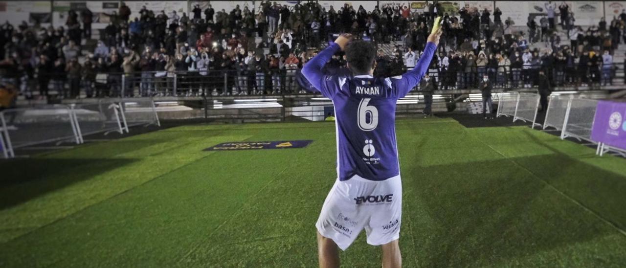 Aymán, celebrando el triunfo con un entregada afición en la Ciudad Deportiva de  Los Laureles.