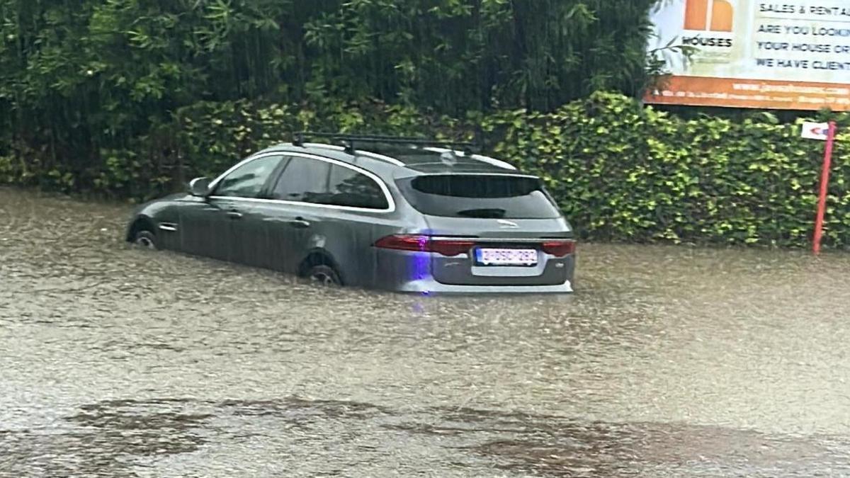 El coche quedó atrapado en un badén de la urbanización de Balcón al Mar