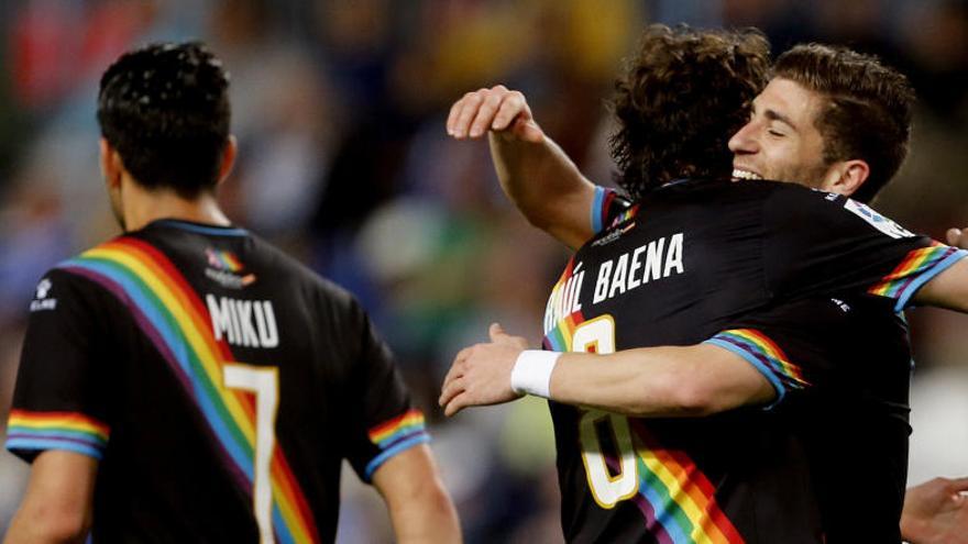 Embarba (d) felicita a Baena (c) tras marcar ante el Málaga.