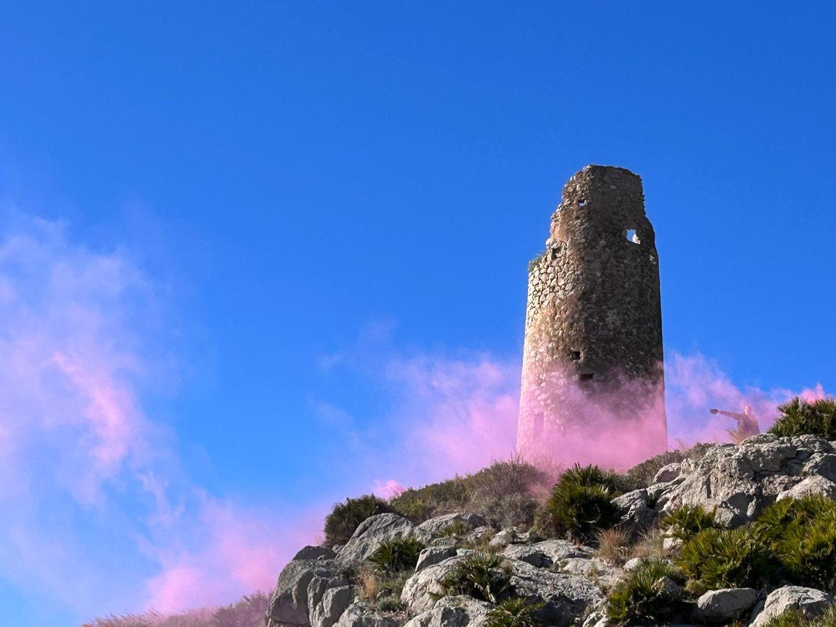 Imagen con el humo de color en la torre Colomera.