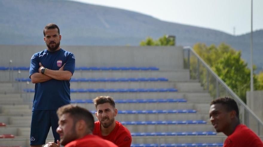 Santi Rico, de pie, durante el primer entrenamiento.