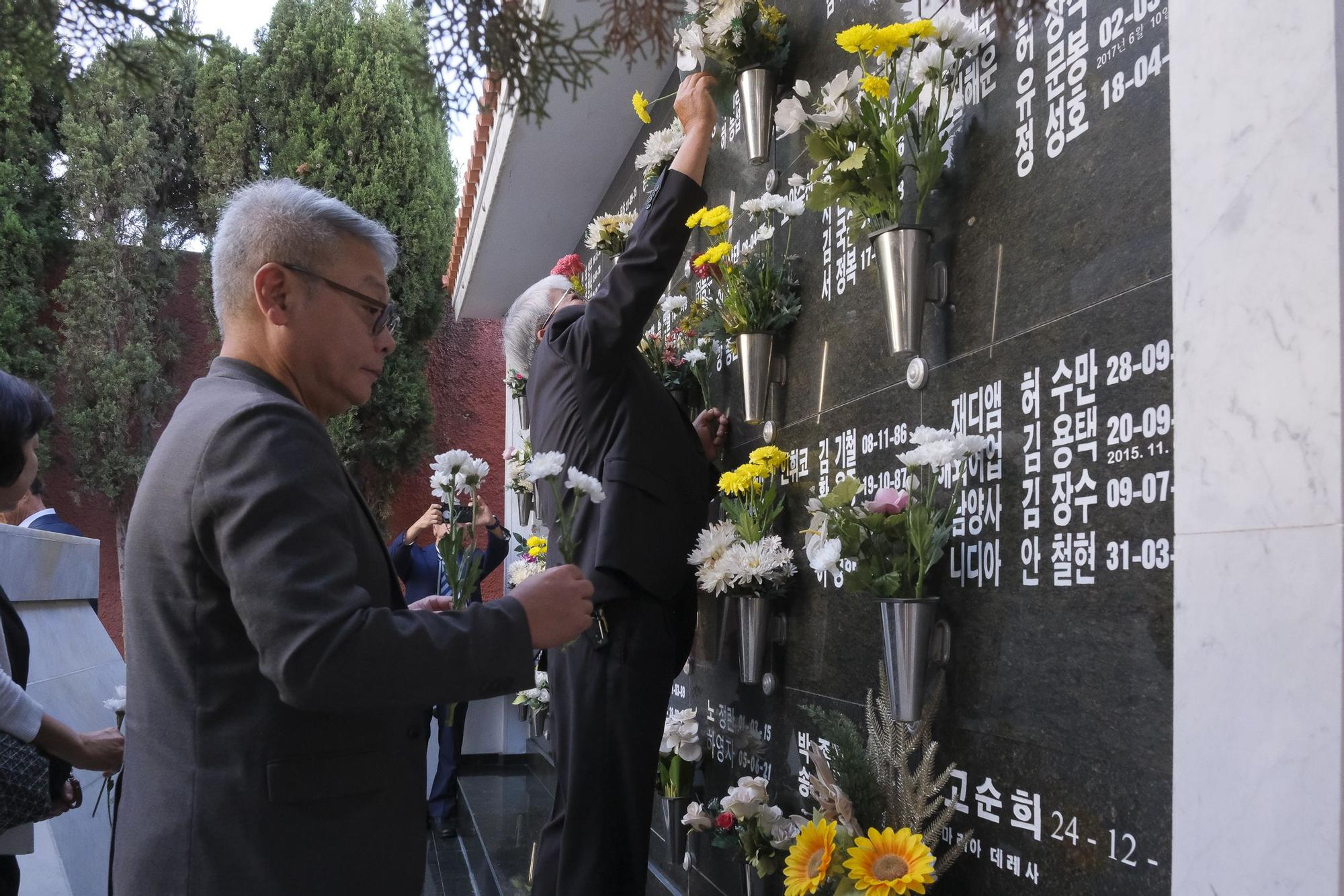 Ofrenda floral a los marinos coreanos fallecidos en Gran Canaria