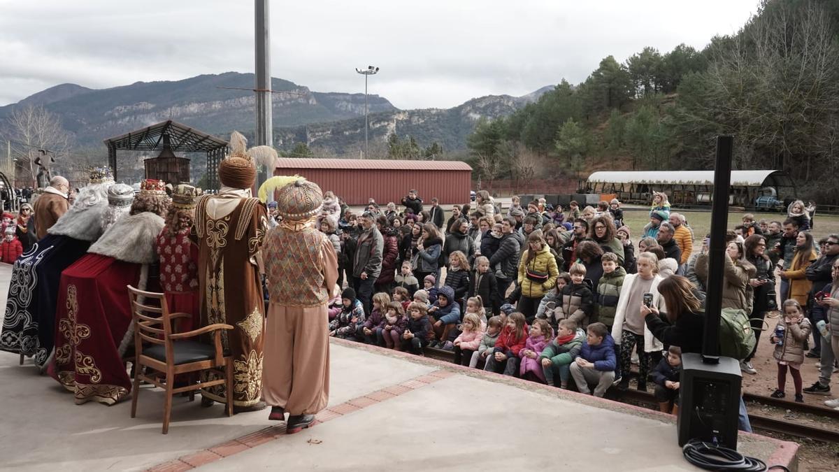 Un centenar d'infants acompanyen els reis a recollir el carbó a Sant Corneli: "És molt maco i proper”