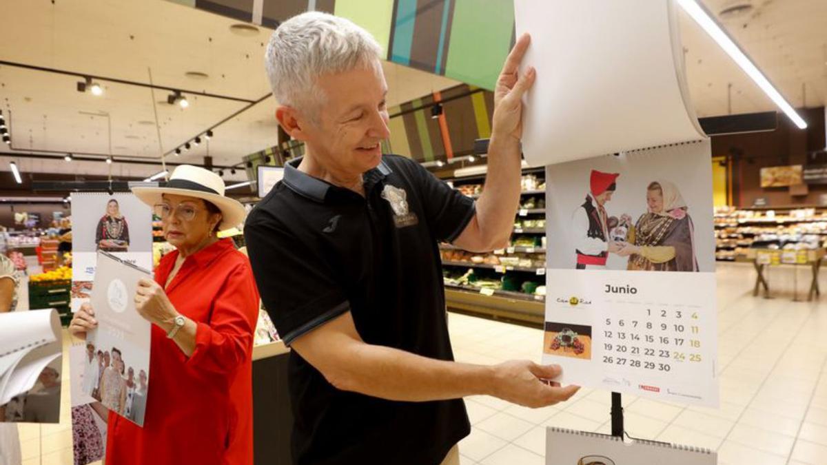 José Izquierdo, jefe de zona de Eroski con el calendario.