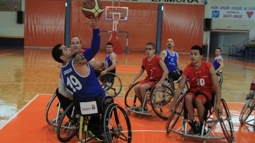 Jordan, lanzando a canasta, en el partido jugado ayer en el Pabellón Ángel Nieto.