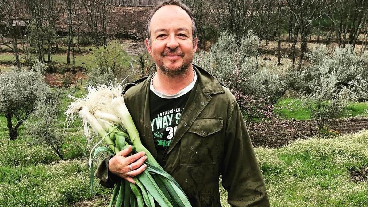 Paul Richardson, periodista británico y reconocido crítico gastronómico, en su finca de Hoyos, en la Sierra de Gata.