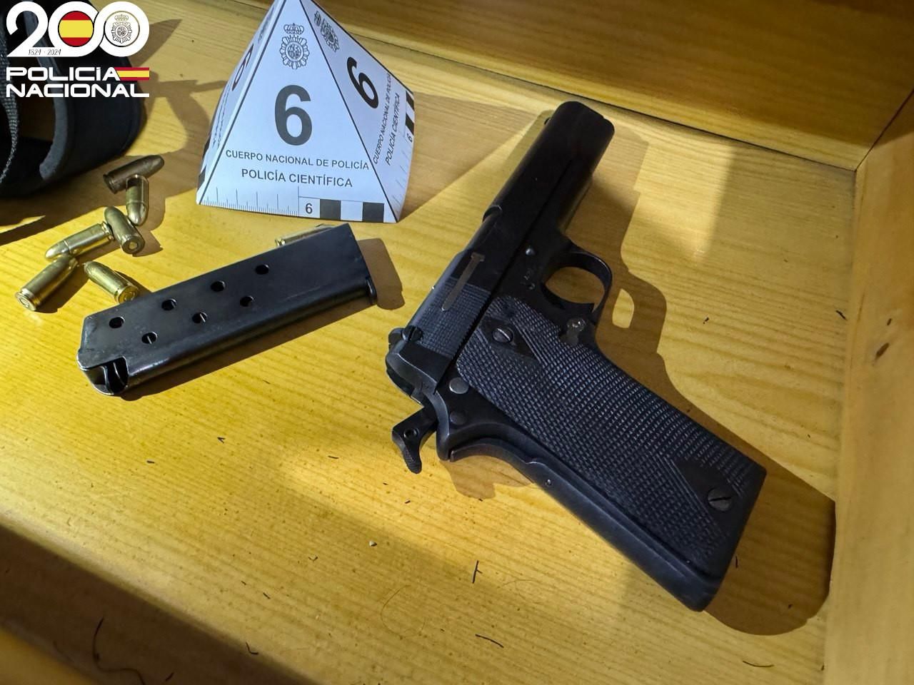 Todas las armas y la droga que poseía el detenido en Manacor