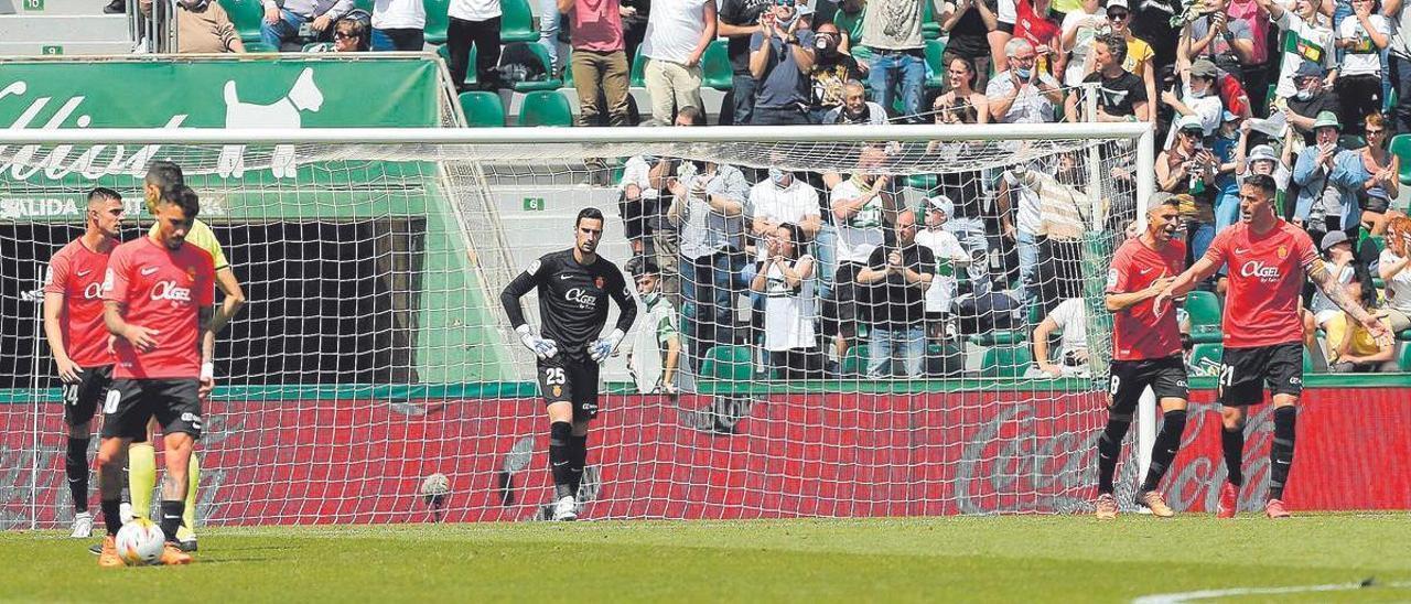 Caras de decepción entre varios jugadores del Mallorca tras uno de los goles anotados por el Elche.