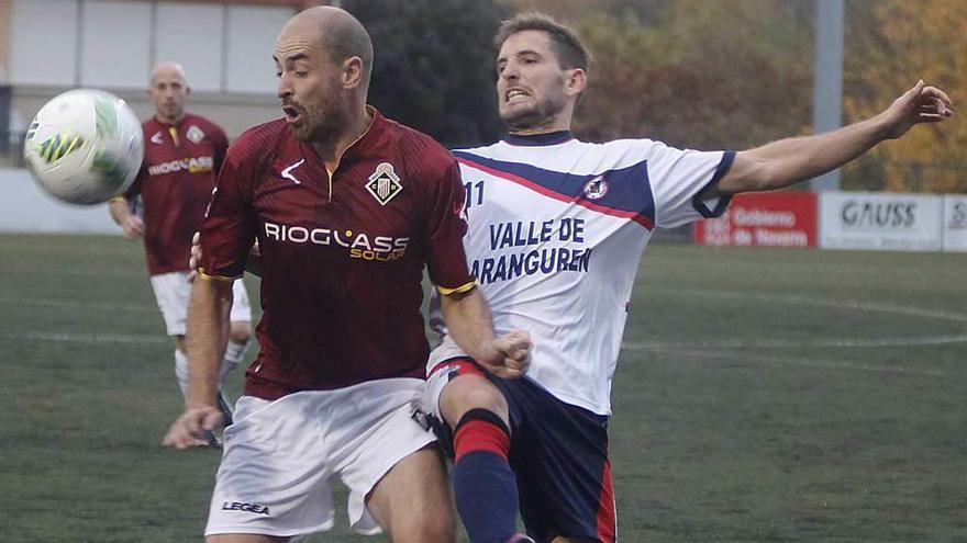 Richard protege el balón ante un jugador navarro.