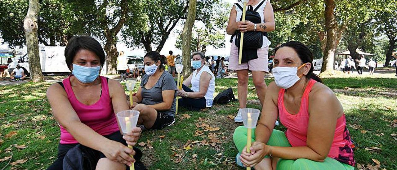 Unas peregrinas descansan en el campo de la fiesta.