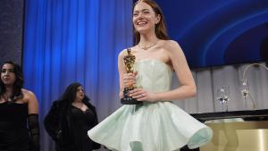 Emma Stone posa con su segundo Oscar.
