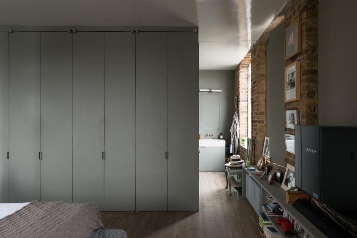 Este almacén reconvertido en vivienda es un gran espacio dividido en tres zonas: cocina, salón y dormitorio.