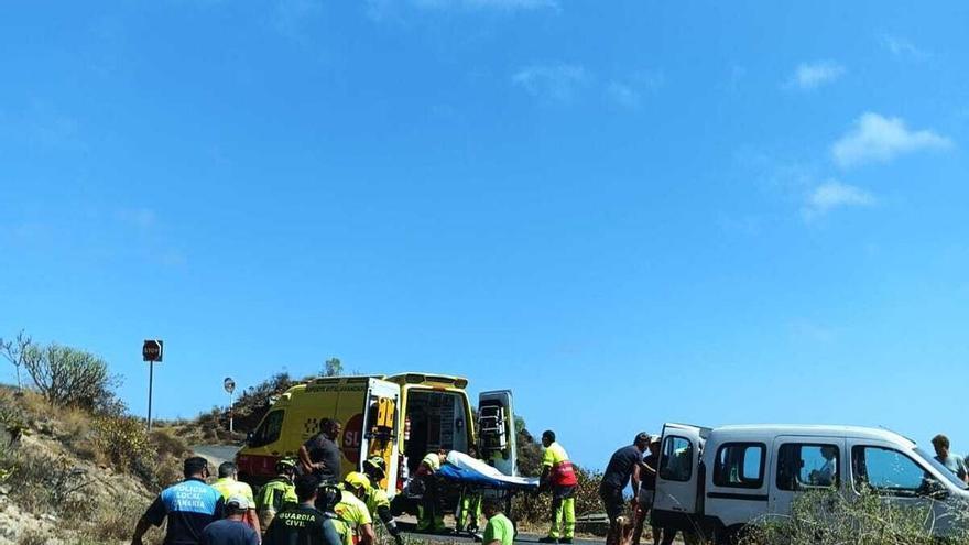 Un hombre de 75 años, en estado crítico tras precipitarse su vehículo por un barranco en Arico
