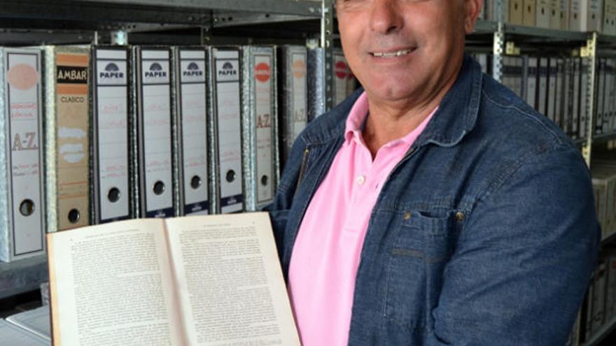 El concejal José Miguel Jimena, con el ejemplar del libro.