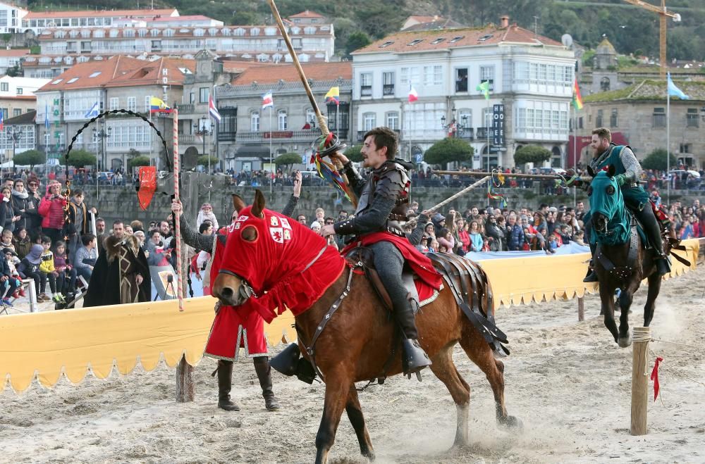 Las espectaculares recreaciones de las batallas de caballeros con lanzas y espadas de fuego centra el interés de la tarde de sábado en la Arribada