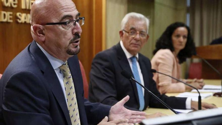 El consejero madrileño Sánchez Martos (c.), Pascual Fernández (i.) y Yolanda Fuentes Rodríguez.