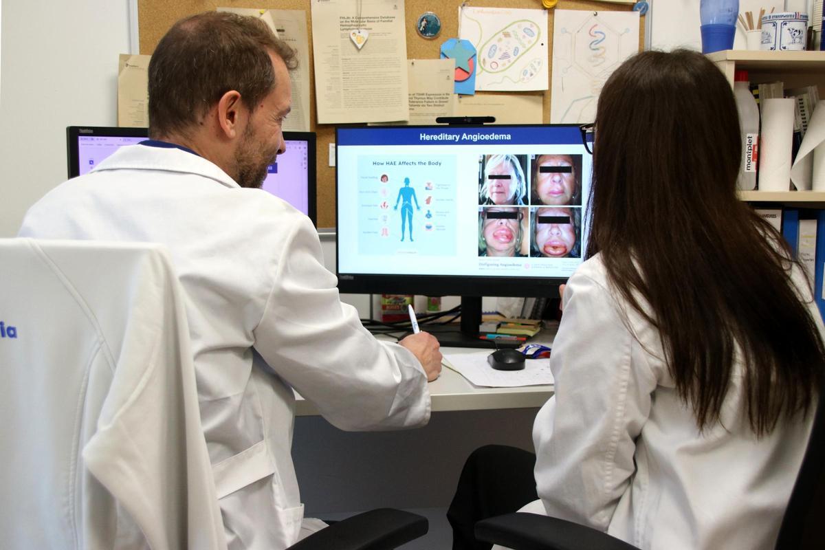 El doctor Roger Colobran, cap del grup d’Immunologia Translacional del VHIR, fent anàlisi de les dades de l'estudi.