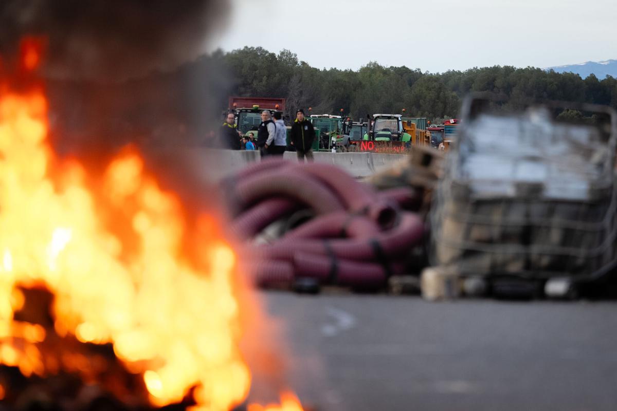 GRAFCAT6287. PONTÓS (GIRONA), 08/01/2026.- Agricultores catalanes han cortado este jueves la autopista AP-7 en Girona (en la imagen), entre otras carreteras de la comunidad, y han bloqueado el acceso al Puerto de Tarragona en protesta por el inminente acuerdo comercial entre la Unión Europea y Mercosur. . EFE/David Borrat