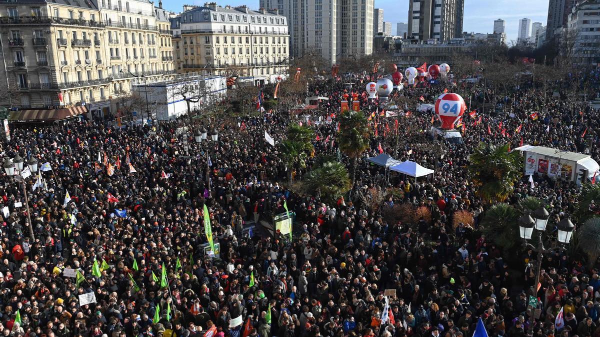 Imagen de la manifestación de este martes en París en contra de la reforma de las pensiones que plantea el Gobienro de Macron.