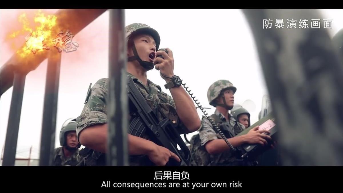 Imagen del vídeo del Ejército Popular de China en la que un agente avisa a los hongkoneses de las consecuencias  de lo que ocurra.