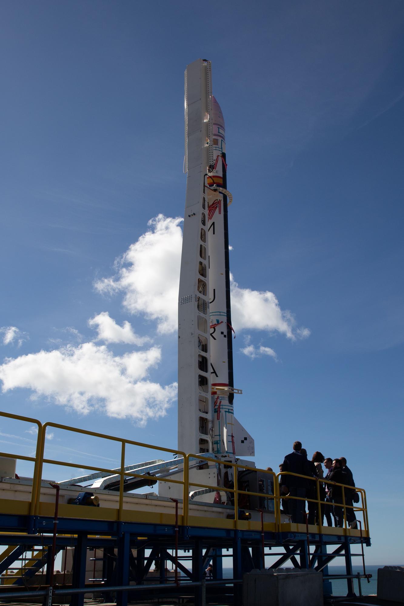 Pedro Sánchez confía en que el cohete de Elche pondrá al país a la vanguardia aeroespacial