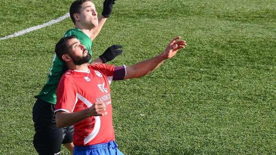 Un futbolista del Domaio protege el balón ante un rival. // Gonzalo Núñez